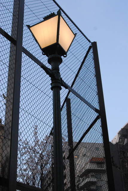 【築地外国人居留地跡と欧風建築物】カトリック築地教会周辺のガス灯