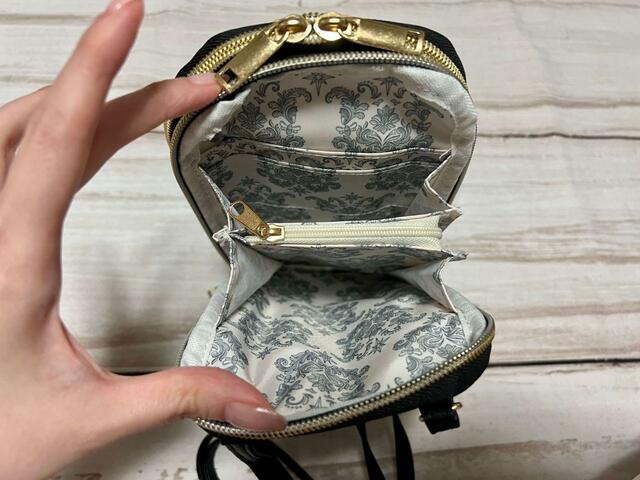 【OLIVIA BURTON（オリビア・バートン）MULTI SMARTPHONE SHOULDER BAG】バック側の収納はお財布機能付き！