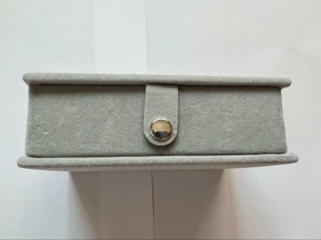 【ダイソー ジュエリーボックス（ブック型）】カバンの中で勝手に開かずに安心！