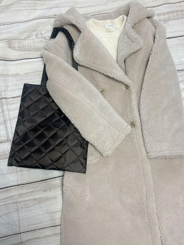 厚手のボアコートの上からも肩がけができる！