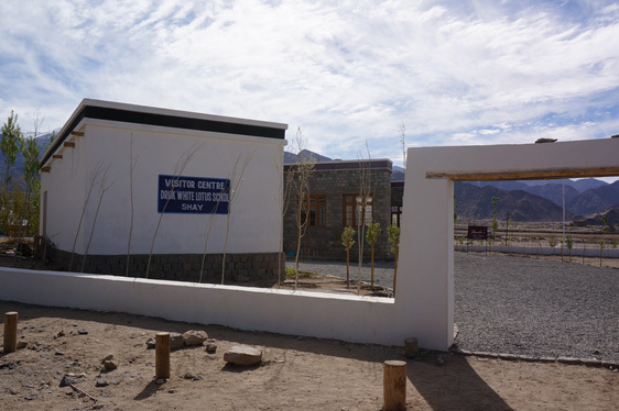 大きな駐車場とビジターセンター。「DRUK WHITE LOTUS SCHOOL」というのが学校の正式名称。