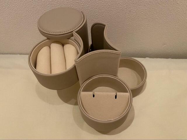 【ニトリ】デコホーム商品「筒形ジュエリーケース」外側に開いて自立させることもできました