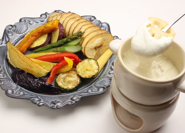 青のチーズフォンデュ+ベジタブルプレート　￥1,180円