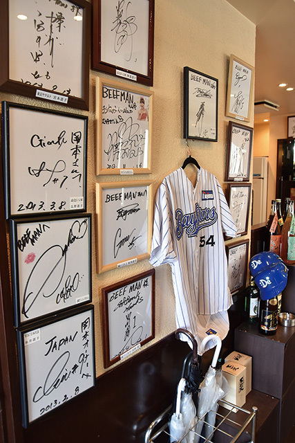 BEEFMAN 六本木店（六本木）　内観　野球選手のサインやユニフォームが飾られた店内。