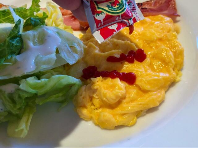 【デニーズ セレクトモーニング】スクランブルエッグにはお好みでケチャップがかけられます