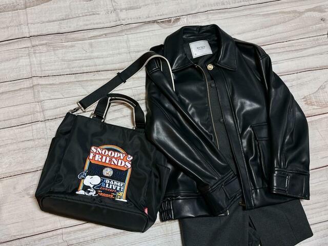 ダークな色味のコーデに合わせると、カラフルな刺繍が引き立ちます!