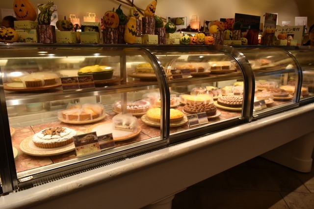 おいしそうなタルトが並ぶ店内