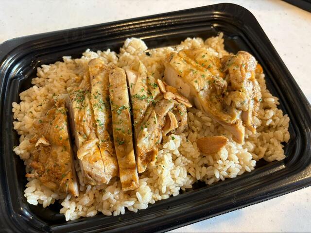 【ロピア にんにく香る！スパイシーチキンライス】見た目どおりのパンチ力！