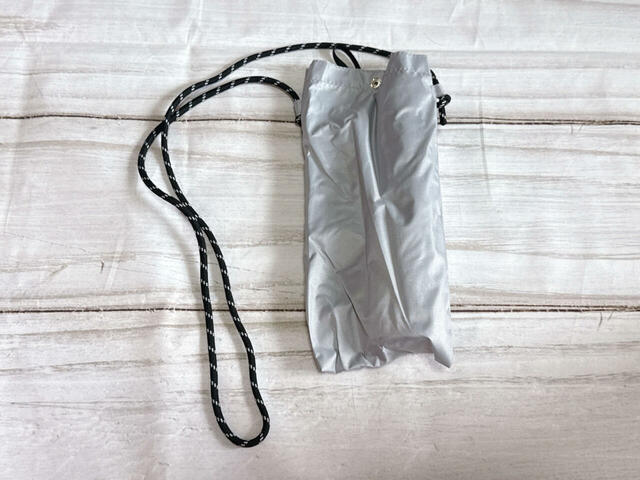 背面は装飾がないシンプルなデザイン。ショルダー型のポシェットなので、使いたいときにさっと取り出しやすく、細かな部分まで使いやすさに配慮されているのが好印象！
