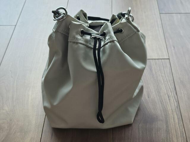 【LEPSIM マルチWAYチャーム付きバッグ】サイズは約高さ24×幅17×マチ14cm。コンパクトながら意外に入ります!