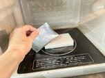 【セリア　電子レンジお掃除スポンジ】スポンジに液体を含ませてチン！