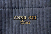 「ANNA SUI mini」のアンティークゴールドロゴ