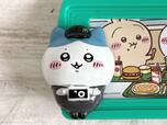 【ちいかわハッピーセット第二弾/ハチワレのハッピーセットトレイフォトフレーム】現在のマクドナルドクルーのユニフォームに身を包んだハチワレ。第一弾同様マネージャーのユニフォームを纏っており、手には宝物のカメラを持っています!