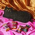 【カルディ　オリジナル ハロウィン黒ネコペンケース（9月上旬発売）】黒ネコの形がかわいいフェルト生地のペンケース。ハロウィンモチーフのキャンディ8個入りです