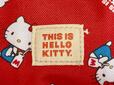 【しまむら ペットボトルホルダー(ハローキティ)】フロント下部には「THIS IS HELLO KITTY.」のロゴ織りタグ付き