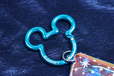 シーズニング(ガーリック・トリュフ)、スーベニアケース付き ¥1,220|ミッキーシェイプのブルーのカラビナ