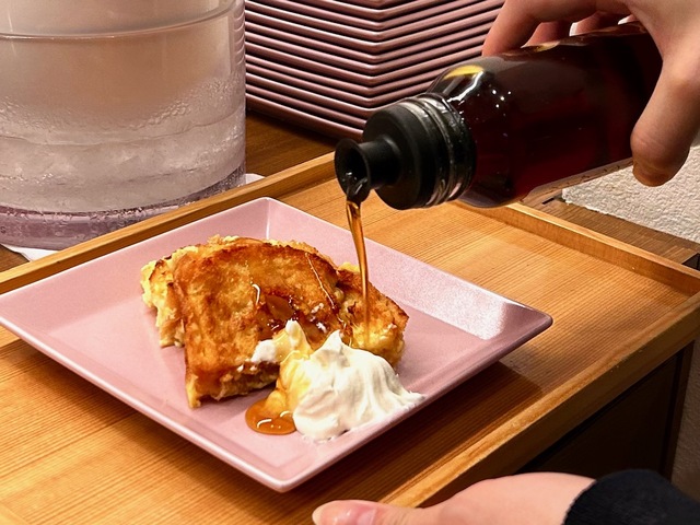 【銀座朝食ラボ】シロップではなく、メイプルシロップをかっけていただきます。チーズホイップクリームの用意もあります