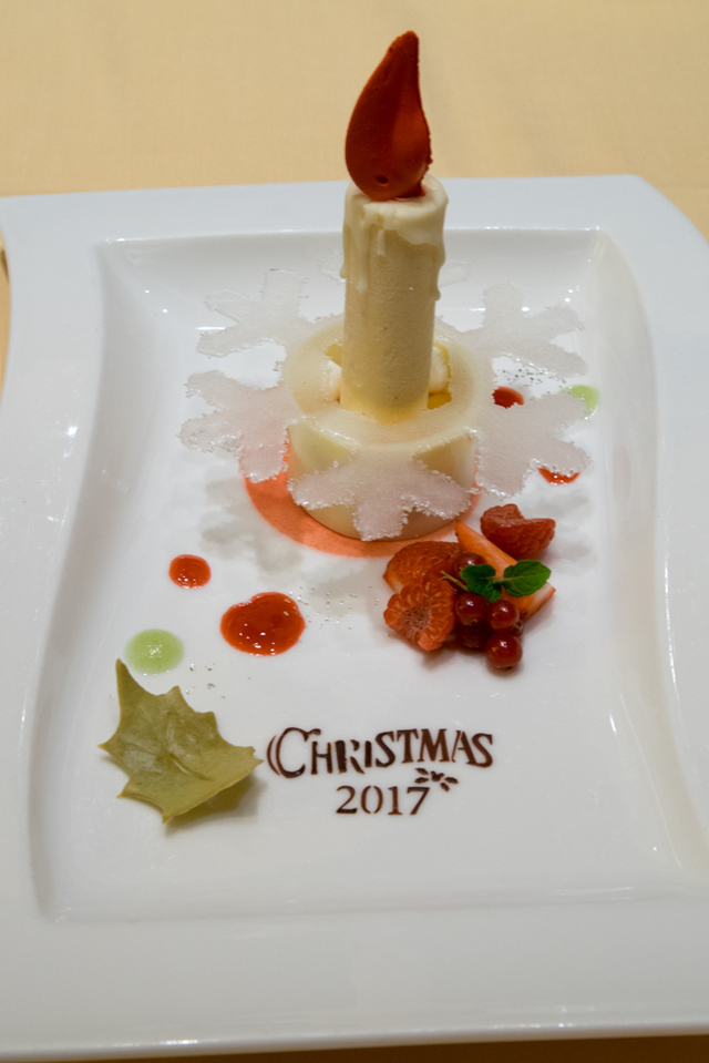 バニラアイスクリームとアプリコットコンポート クリスマスキャンドル仕立て｜“クリスマス・ファンタジー”エンパイアディナー｜ディズニーアンバサダーホテル「エンパイア・グリル」