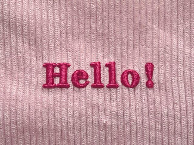 フロントに「Hello！」のロゴ刺繍入り♪