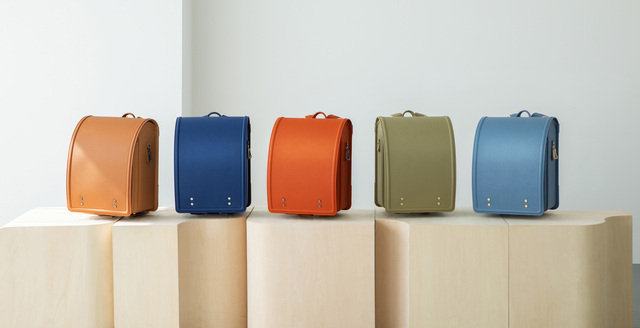 【土屋鞄】「RECO（レコ）」落ち着いた雰囲気の新色（左の二点） 深い色合いの「プリズムインディゴ」と抜け感のある「プリズムアンバー」　税込83,000円～84,000円