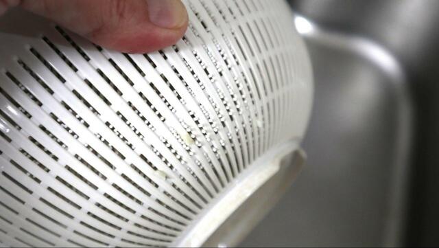 【ニトリ シリコーンスポンジ】ブラシがかけらをちゃんと狭い穴から押し出してくれる