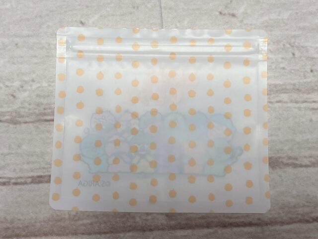 バックはホワイト×オレンジのドット