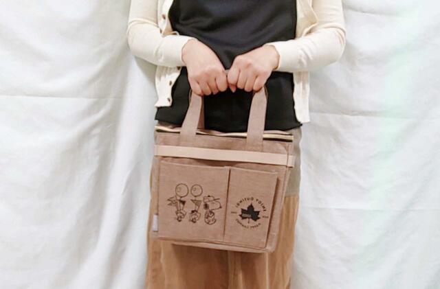 両手で持ち手をちょこんと持つと可愛い