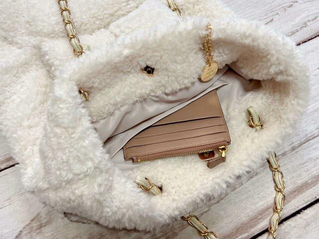 ポケットにはミニ財布やフラグメントケースを入れてもGood！