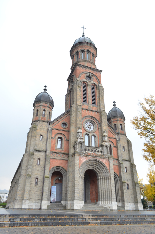 ビザンチン様式とロマネスク様式が併用された女性的なフォルムの殿洞聖堂