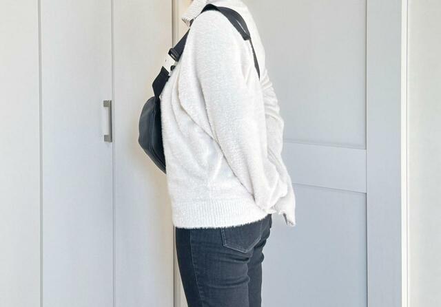 【GU リアルレザーボディバッグ】横から見ると存在感が薄い
