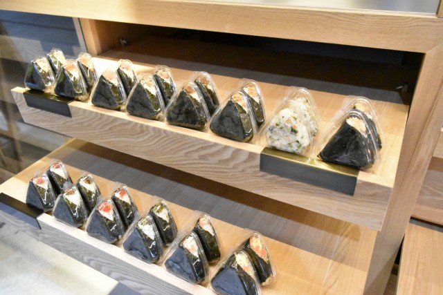 常時20種類のおにぎりが味わえる