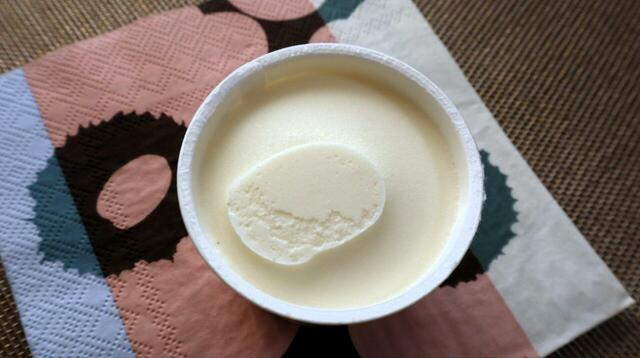 【トライアル プレミアムアイス ホワイトバニラ】開けてみると、名前どおり白さが際立つバニラ味です