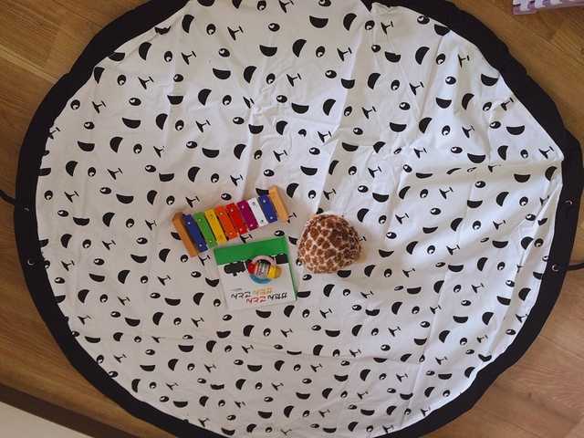 【PERABELLOのパンダ柄のお片付けシート】模様の中によく見るとパンダが！