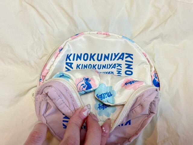 背面のポケットには、バッグ本体を折りたたんで収納できます