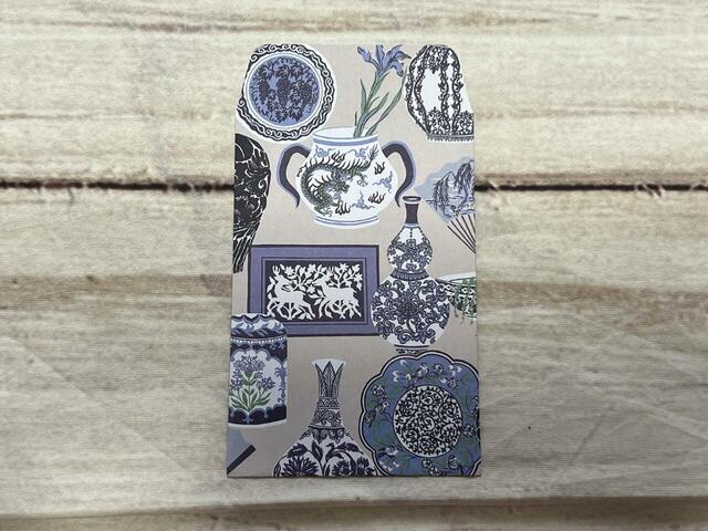 オリエンタルな花器や食器の柄。シックで素敵！