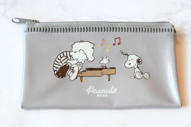 【ファミリーマート×PEANUTS】《キャンペーン第1弾「フラットポーチ」》芸術の秋!