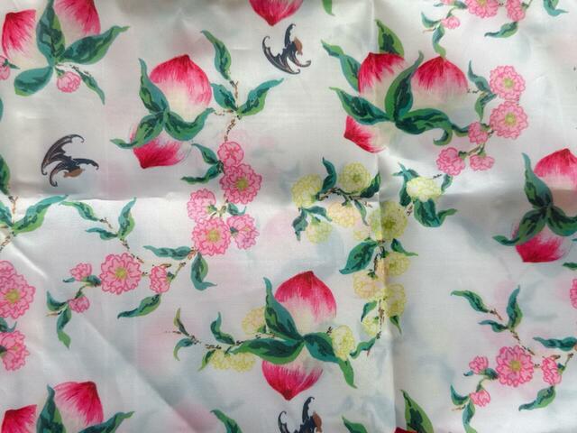 アイボリー地に桃の果実とお花が美しく描かれた、色艶やかな柄♪