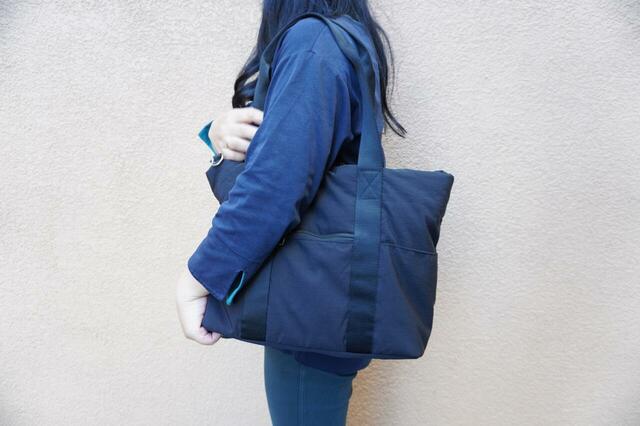 【3COINS ペアレンツBAG】持ち手の長さが十分あるため、肩掛けもラクにできます