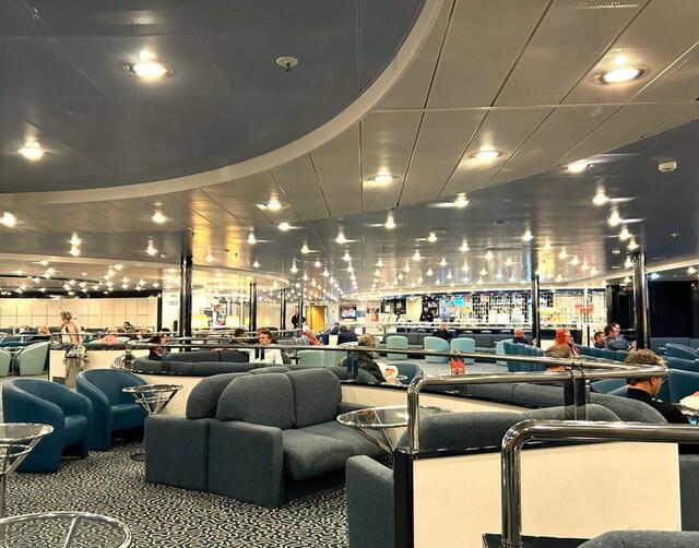 フェリーのロビーはゆったりとしていて、自由に飲食したり、おしゃべりしたりできる。もちろん、ここで眠る人も