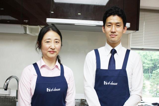 西さつきさん（左）と小川貴弘さん。おふたりは、ハウス食品（株）認定の「スパイスマスター」としてお客様にスパイスの魅力を伝えているそうです。※撮影時のみマスクを外してもらいました