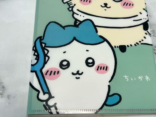 さすまたを持つハチワレがかわいい〜！