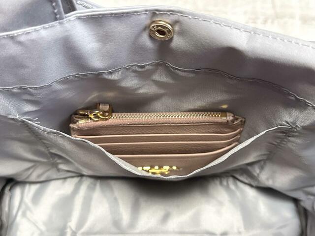 ポケットはフラグメントケースやスマホが入るサイズ感