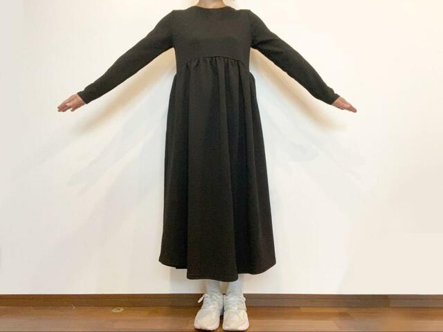 【coca エンボス加工 Aラインワンピース 】体型を拾いにくいデザインなので、下にある程度着込んでも着膨れの心配なし!