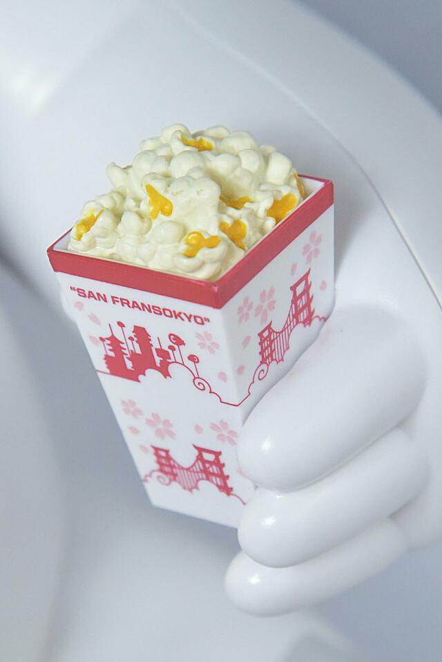 ベイマックスのポップコーンバケット ケースにサンフランソウキョウの文字やイラストが