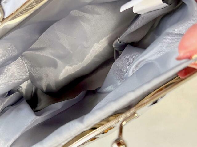 内側は汚れにくく、見やすいライトグレー【Disney Store（ディズニー ストア）30周年限定特別柄 がま口ポーチ】