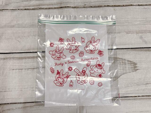 ピンクは、サンリオキャラクターズがロディの着ぐるみを着ているアート♪