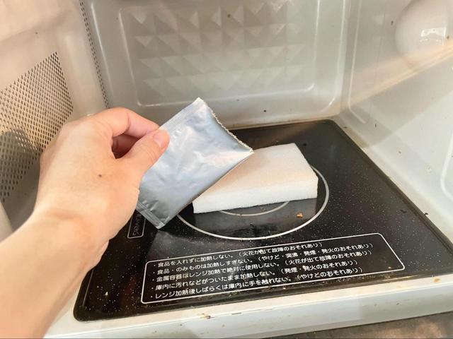 【セリア　電子レンジお掃除スポンジ】スポンジに液体を含ませてチン！