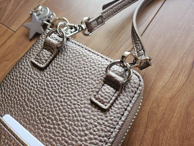 【BAYFLOW　多機能キースターミニウォレットショルダー2】ショルダーストラップは取り外せるので、長財布としても使えます！