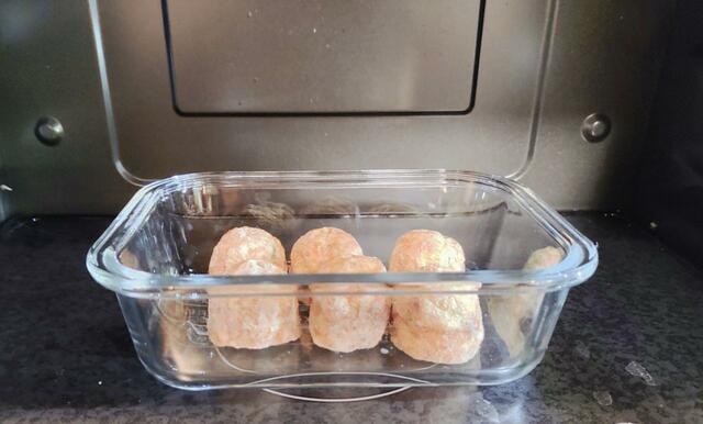 電子レンジでは、蓋をあけて使用