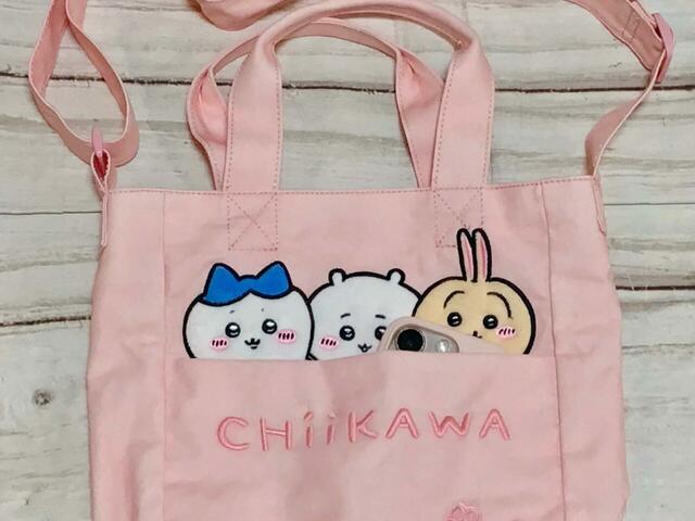 外側のポケットにはスマホを入れるのにもぴったり【ZARA】ちいかわトートバッグ